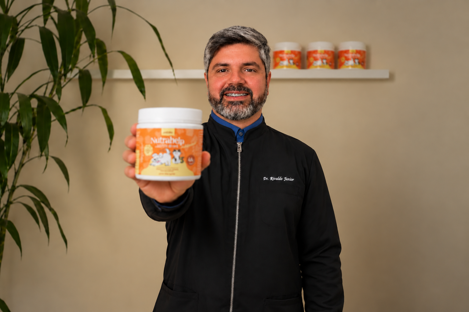 Veterinário segurando o pote do NutraHelp em consultório