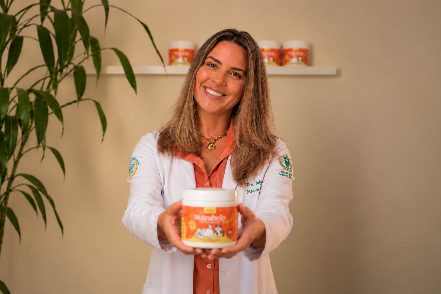 Veterinária de jaleco segurando o pote do NutraHelp